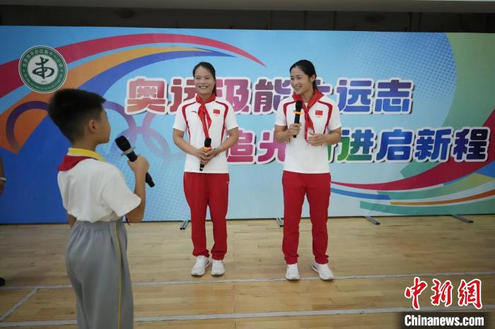 平谷区影剧院开学第一课：徐诗晓与孙梦雅化身