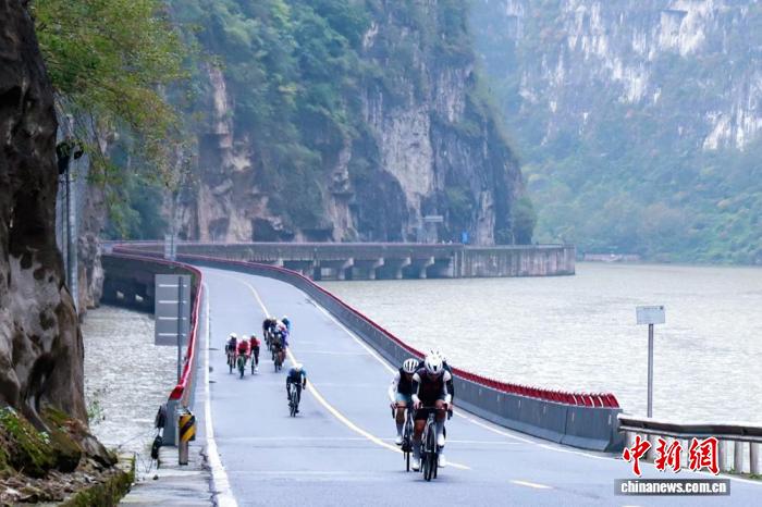 一带一路驻华使节乐山骑行赛点燃国际体育交流