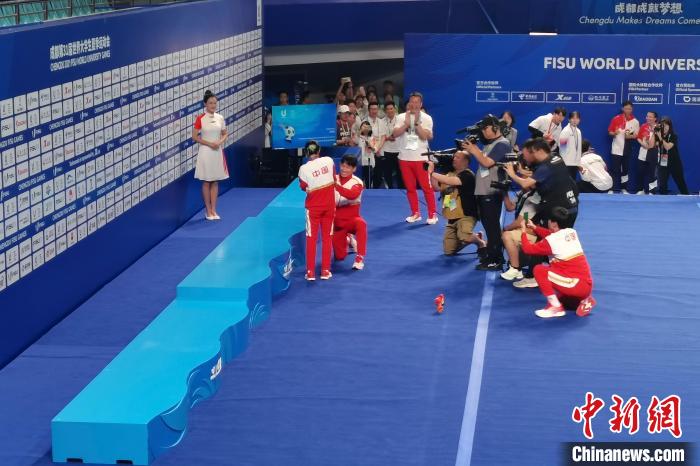 成都大运会跆拳道赛场上演求婚一幕，银牌选手