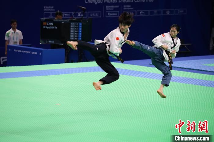 成都大运会跆拳道赛场上演求婚一幕，银牌选手